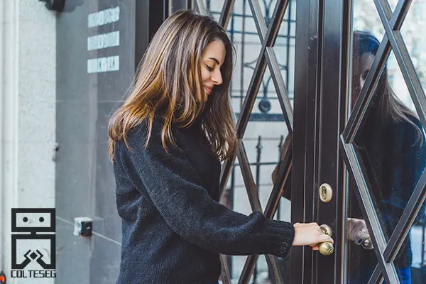 Sistema de control de acceso para puertas de seguridad